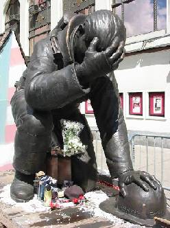 091102fireman_statue01.jpg